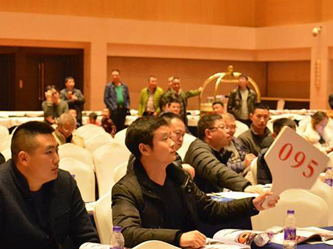 拍賣會現(xiàn)場競價場景